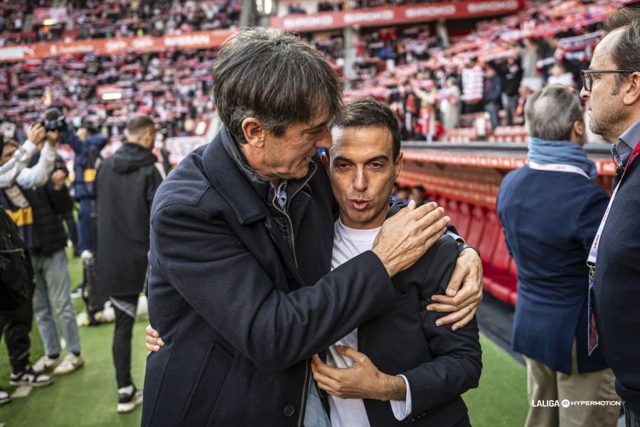 RMarcaAsturias's tweet photo. 🔴 EN DIRECTO | Borja Jiménez  

🗣️ “Ojalá esté aquí 10 años y pueda marcar una época en el Sporting. Me encanta cuando El Molinón ruge como hoy ”

🗣️ “Si la música del vestuario la escogiera yo, pondría la de mi hermano. Pero no es el caso”

#MarcadorAsturias https://t.co/OQWOhaDT1F