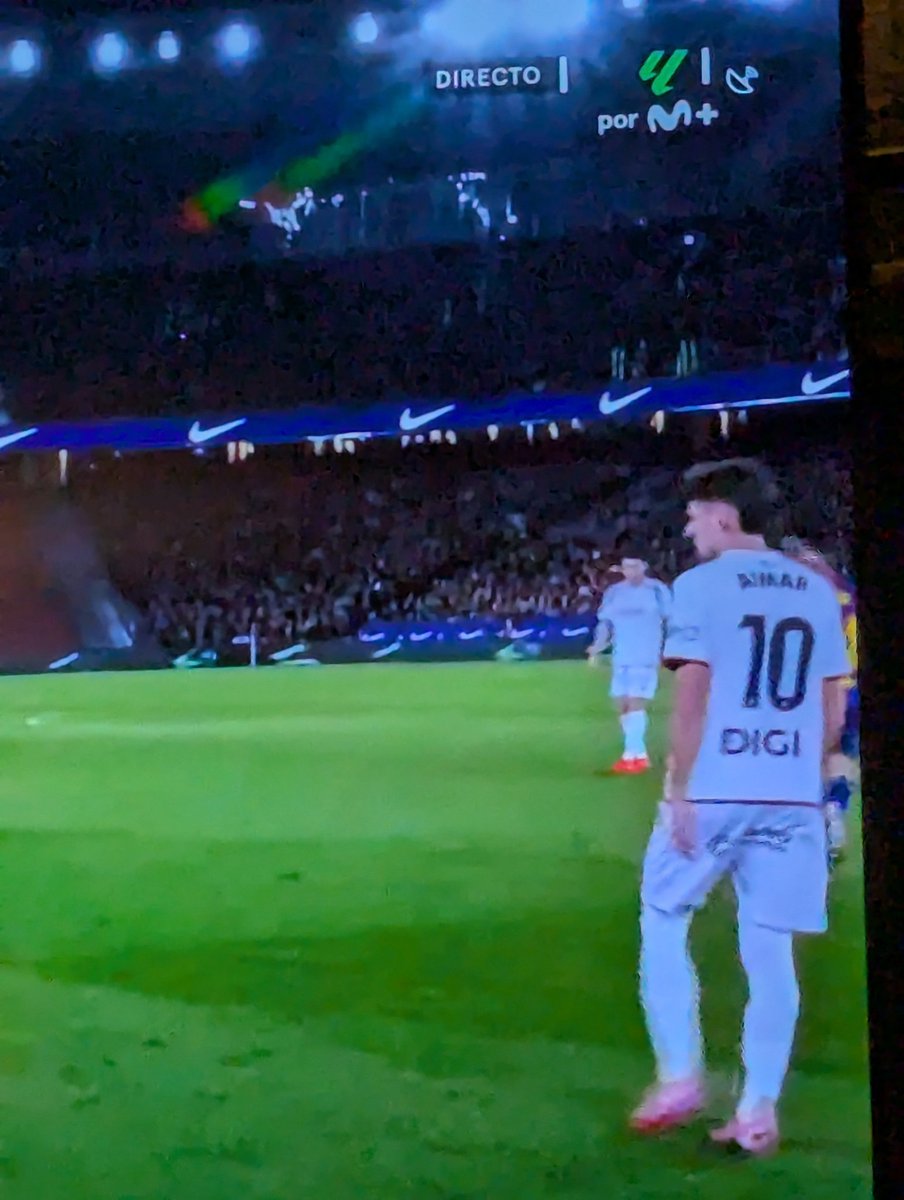 Perquè la publicitat del lateral del Camp Nou, per la tv es veu més gran i en castellà? I quan canvien de plànol, o vas al Camp Nou, surt petita i en Català? <a href="/LaTdT/">LaTdT</a> #frac1 <a href="/QueThiJugues/">Què T'hi Jugues</a> <a href="/OnzeTv3/">Onze</a> <a href="/totgira/">Tot gira</a>