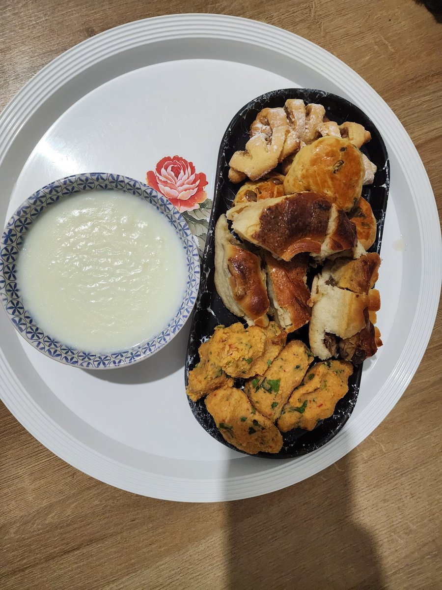 Eve gelince komşum park yerime park etti diye hafiften bi saydırıyorum sonra eve giriyorum kadın böyle bi tabakla kapımı çalıyo çok kötü hissediyorum kendimi :(