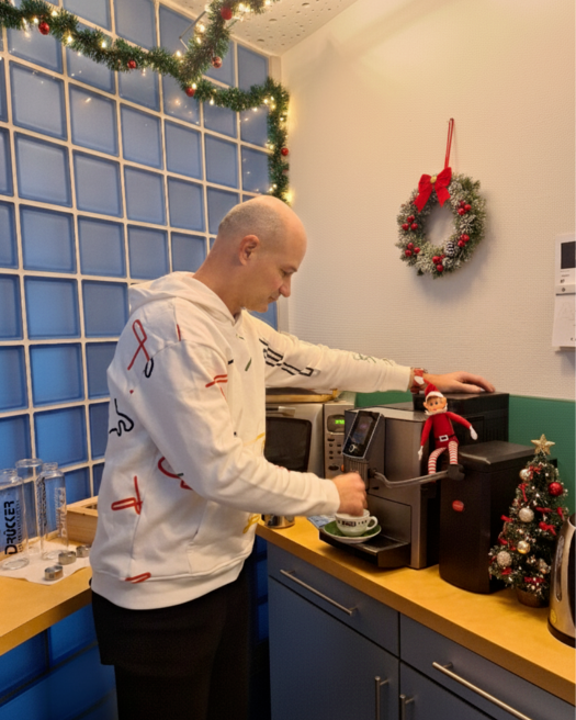 VYNCKE_NV's tweet image. Jet lag is no joke!🌍

From France to Singapore, word has it Elf's been visiting some rather fiery locations!🔥
Luckily, Elf got to share a hot chocolate with one of our Vynckeneers in our settlement in Germany☕
Where will he turn up next?

#Vyncke #CleanEnergyTechnology #Global