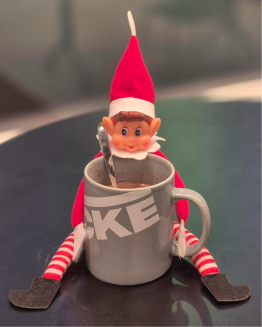 VYNCKE_NV's tweet image. Jet lag is no joke!🌍

From France to Singapore, word has it Elf's been visiting some rather fiery locations!🔥
Luckily, Elf got to share a hot chocolate with one of our Vynckeneers in our settlement in Germany☕
Where will he turn up next?

#Vyncke #CleanEnergyTechnology #Global