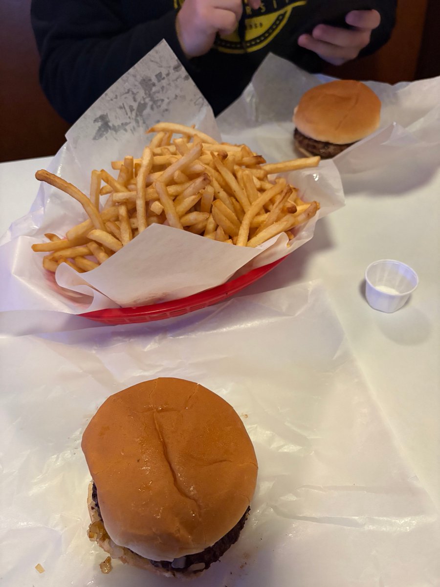 IsaksonGary's tweet photo. Is this the most beautiful site.  I love Matt’s Bar!!!!   Jucy Lucy!!!! https://t.co/4RYw0gtXKG