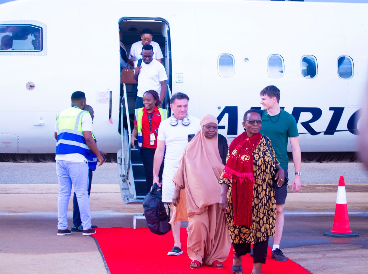 auricair's tweet image. ✈️ Auric Air yazindua safari mpya Kahama ⇄ Dar es Salaam, hatua muhimu kuimarisha muunganiko wa mikoa na fursa za biashara.

Uzinduzi ulihudhuriwa na Mhe. Frank Nkinda, Bi. Glory Absolm, Mhe. Shaban P. Mikongoti na wadau mbalimbali.

#AuricAir #NowFlying #Kahama #DarEsSalaam