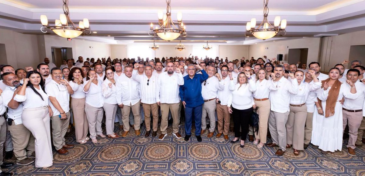 🤝 Esperamos un salario digno para maestras y maestros 👩‍🏫 en 2026 porque se lo merecen, afirmó el Srio. Gral. del #SNTE, Mtro. Alfonso Cepeda Salas, ante la estructura sindical de la Sección 3 en #BCS, dirigida por el Prof. Elmuth Dubeth Castillo Sandoval. bit.ly/4oVzTsB