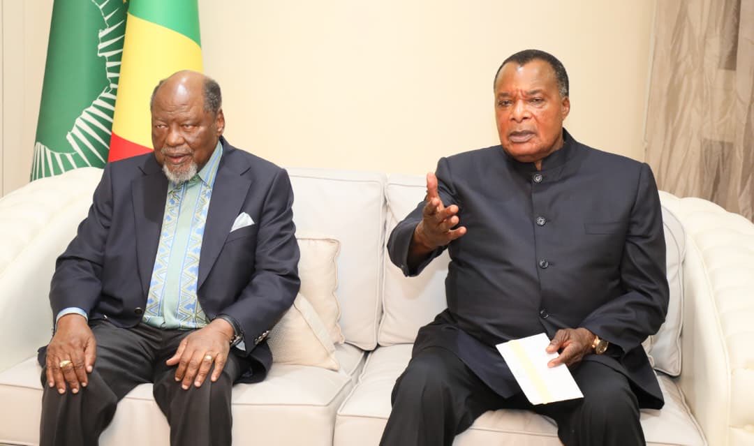serge_bounda's tweet photo. À Oyo, rencontre de deux géants : Denis Sassou N’Guesso et Joaquim Chissano. Leadership, sagesse et panafricanisme au service de l’Afrique. Privilégié d’en être témoin @PR_Congo @clubOmozambique https://t.co/A8P4z0rcuz