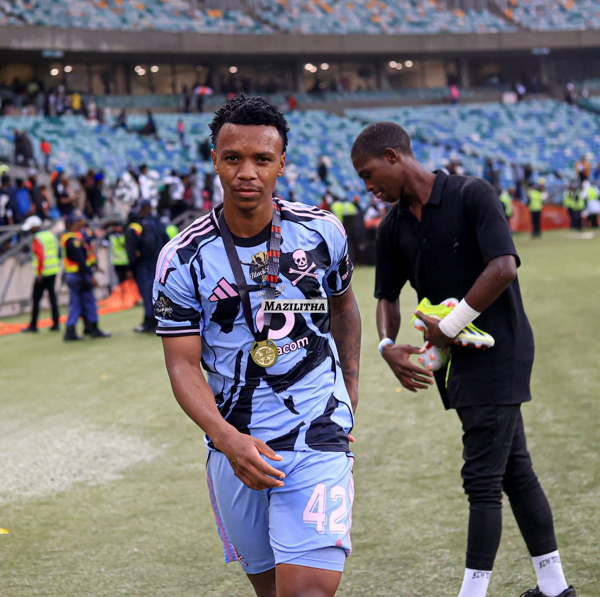 michael_md82430's tweet photo. Boitumelo Radiopane gave a fan his matchday boots after the Carling Black Label match today! 

📸: Mazilitha

#BoitumeloRadiopane 🙏⚽️❤ https://t.co/nDwaxZTJvo