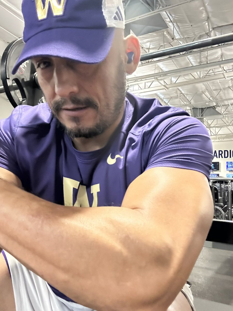 Yo ICE send me ur baddest dude &amp; we’ll arm wrestle. I win, yall on the first flight to Munich, send us a postcard at Oktoberfest! Yall win, next time u c me will b on Spanish TV as the newest member of menudo! Deal?🤝😁😂