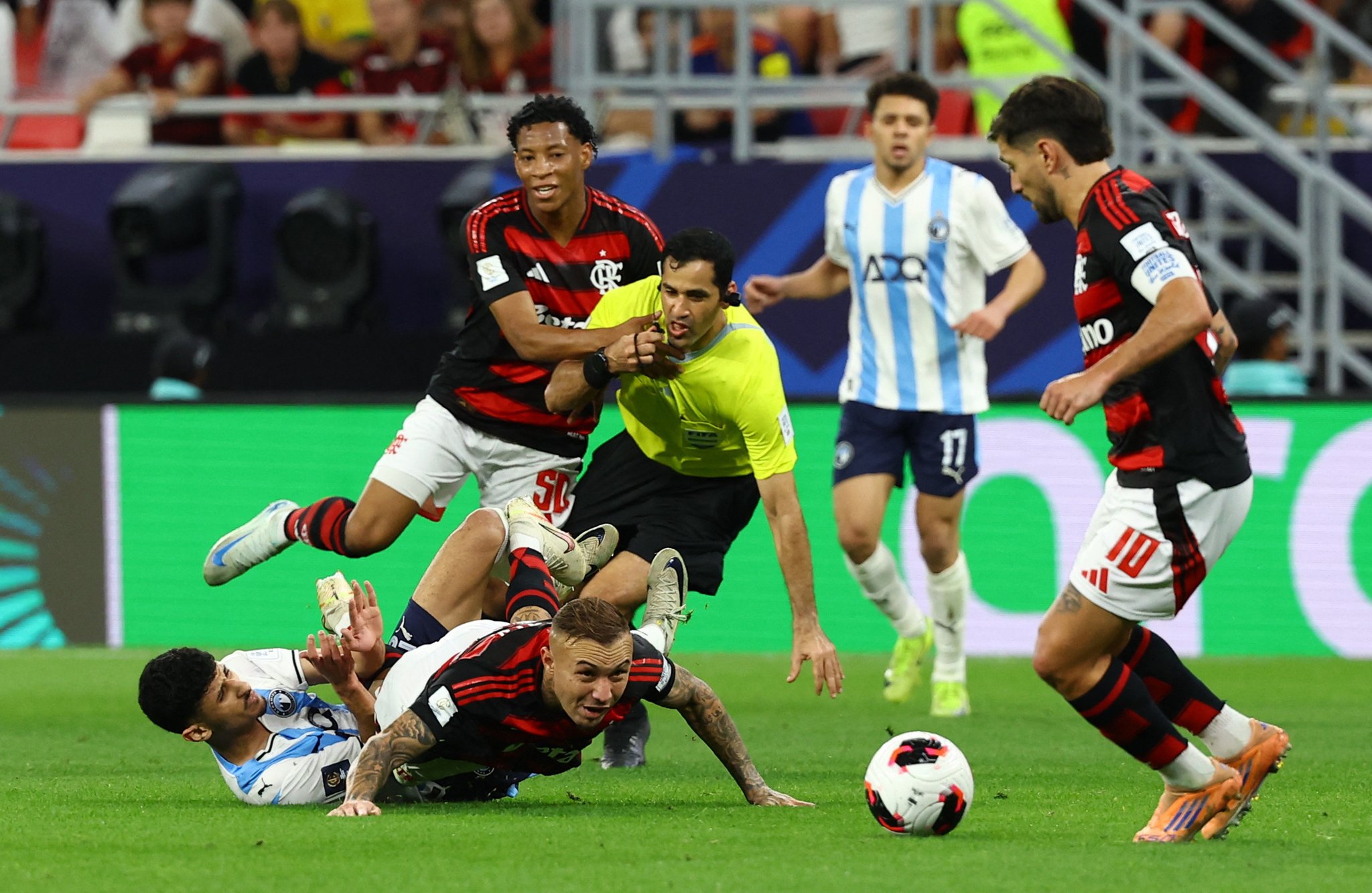 بداية الشوط الثاني من لقاء بيراميدز فلامنغو في كأس التحدي (0-1) 