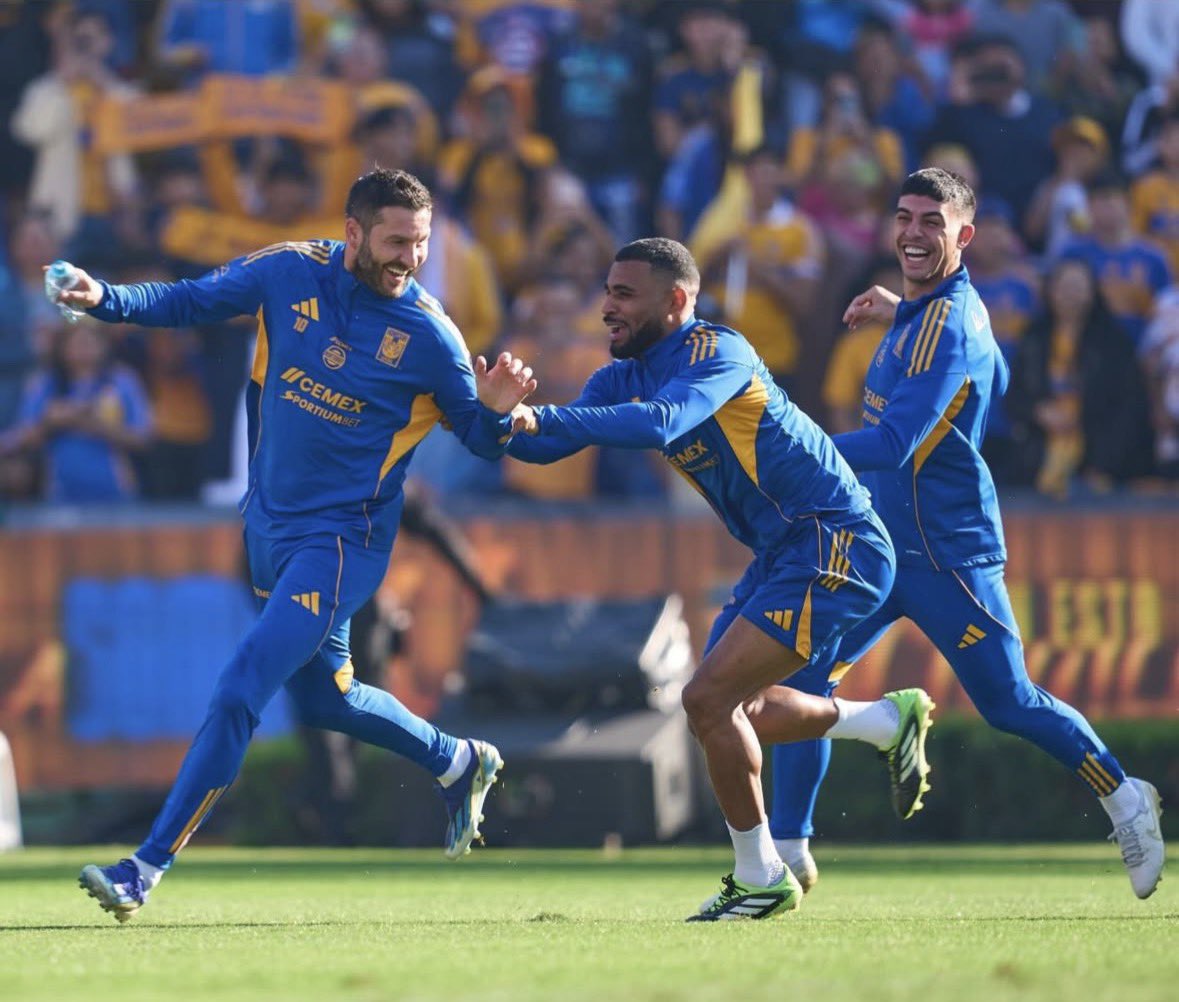 arygarza7's tweet photo. Parecen niños divirtiéndose… disfrutan, creen, están unidos.
Gignac, a sus 40 años, liderando, detrás, Pereira y Brunetta persiguiendo no solo el balón, sino un legado 🐯
Una hermandad que se siente! 
Tigres viaja a la final con el corazón lleno y la afición detrás. 💛💙🐯 https://t.co/ZaAXk8G2cu