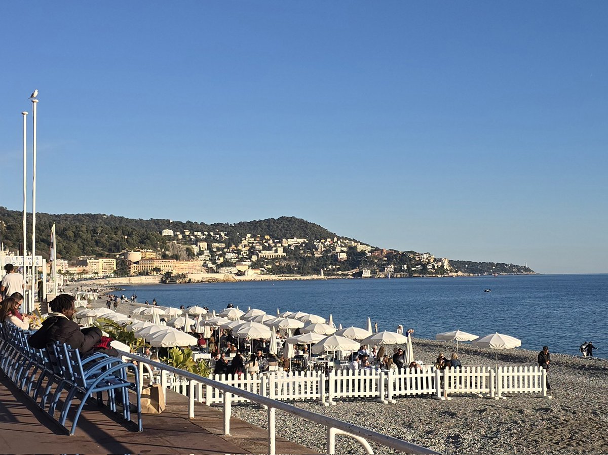 cd_land's tweet photo. Le restaurant de plage "Le temps d'un été" à Nice devrait changer de nom car il est ouvert en décembre, et bien rempli en début d'après-midi. 😉
#ExploreNiceCotedAzur #LaProm https://t.co/oIKvmMUiSs