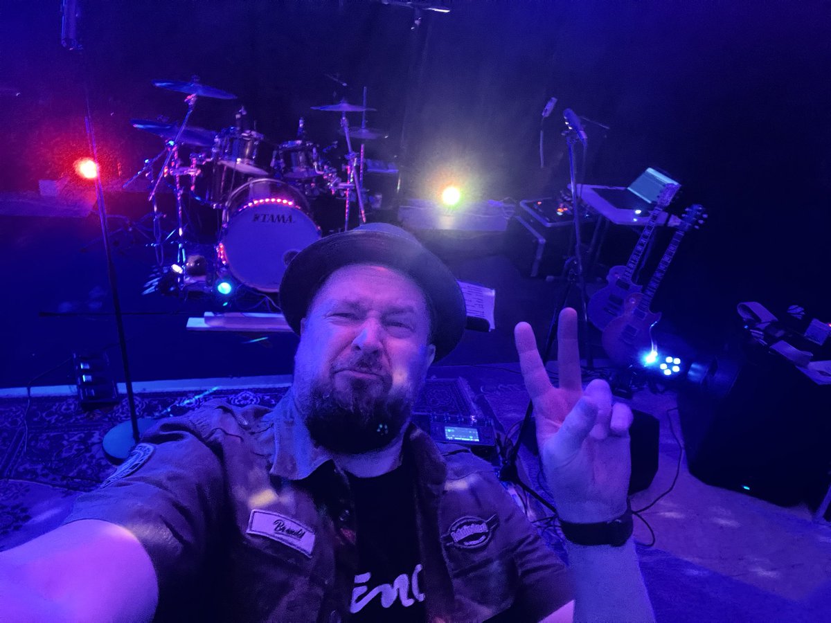 Joku pullea poika pikkujoulumeiningeissä.🤘