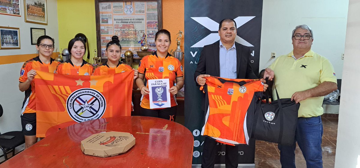 Para la reciente participación en la Copa Paraguay de fútbol femenino, la UFI entregó un conjunto de atuendos con un diseño de edición especial para la Selección de la Liga Hernandariense.
La entrega estuvo a cargo del Director Nacional Abg. Alex Ramírez Monges.