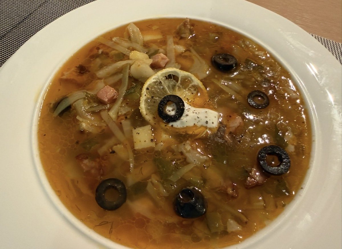 На ніч 🤭 українська соляночка на свинних реберцях, збірна нарізка українських ковбас, та 30% жирності сметанка! То люди нервовий стрес знімаю 😋