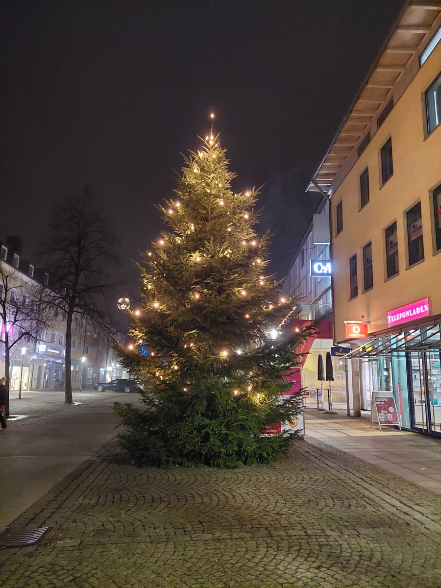 KaiserUngarn's tweet photo. Grüße vom Christkindlmarkt in #Freilassing!
Mordsgaudi do!
#Locmasta https://t.co/6Gua30KjWB