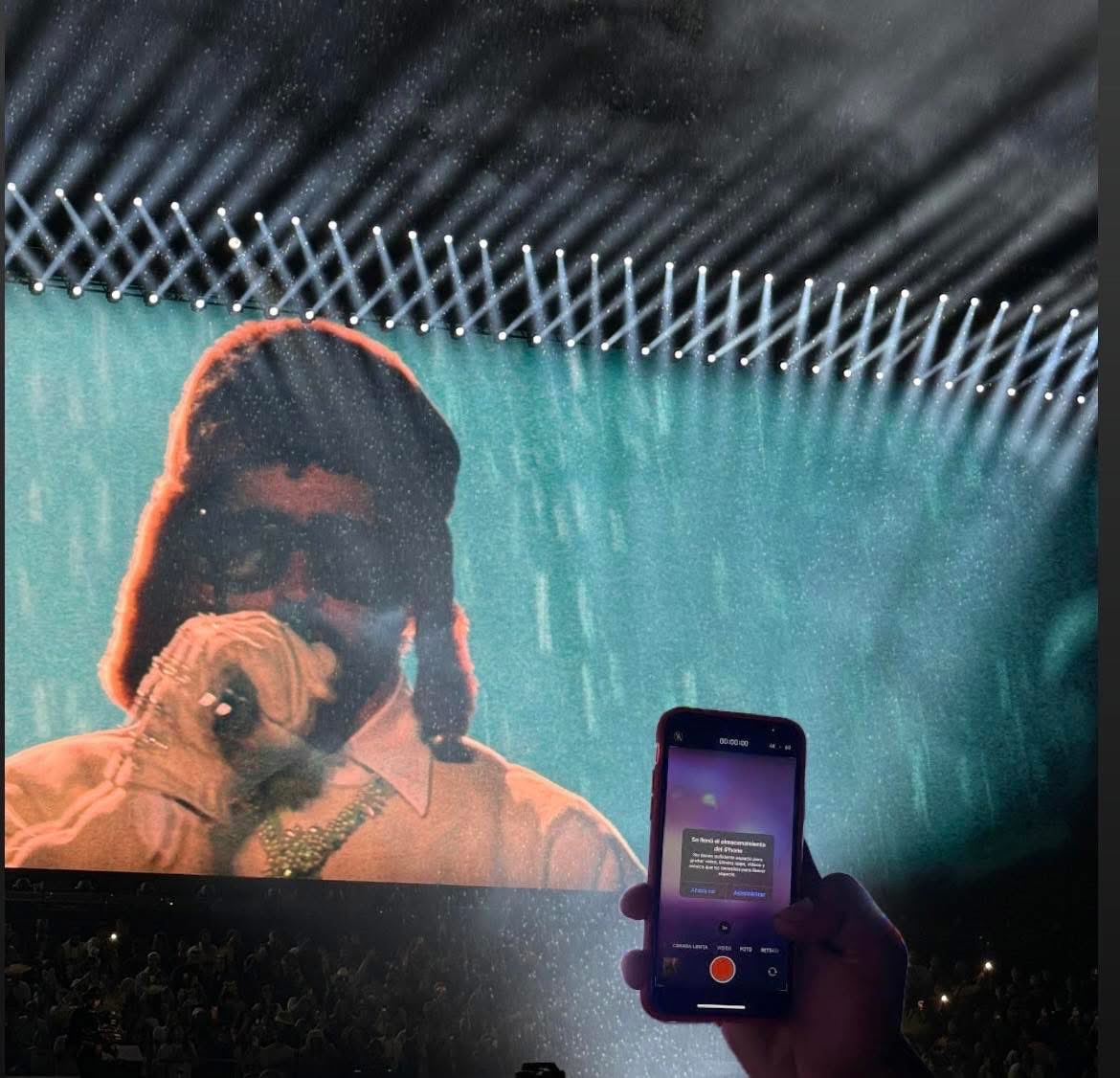 Indie5051's tweet image. Bad Bunny: Debí tirar más fotos
Yo: