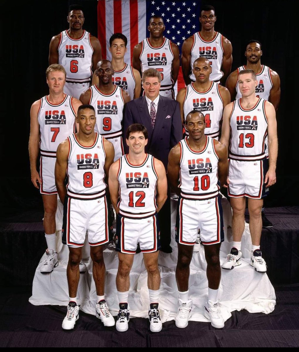El Dream Team de 1992 es, para muchos, el mejor equipo de la historia del baloncesto 

Aquel Dream Team ganó sus partidos por una diferencia de 44 puntos en los JJOO

Pero, ¿sabías que perdieron un partido?

En este hilo os cuento la historia del PARTIDO OCULTO DEL DREAM…