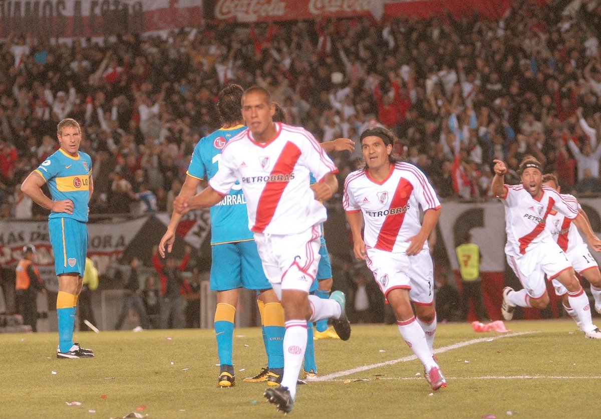 📷⚽️ Jonatan Maidana festeja el gol del triunfo en el Superclásico del Apertura 2010.