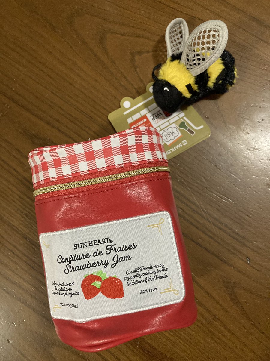 MiraiHobbies's tweet photo. Pre-Christmas goodies 🐝🍓
This tiny bee has already claimed my jam-jar pencil case, buzzing around it like it’s full of holiday sweetness. Too cute to argue with 🎄✨ #bee #marushinkk #Christmas2025 https://t.co/Yaej6WpXVG