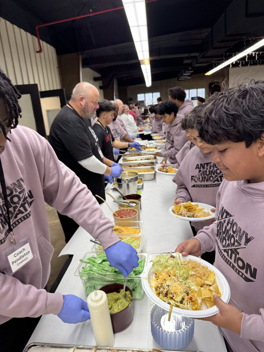 PsychLopez's tweet image. Lunch was AMAZING at Hispanic Character Camp! Thank you @MunozFoundation &amp;amp; @AnthonyMunozHOF for lunch! @MiddletownOH @Creekvw_Tweets #HCC