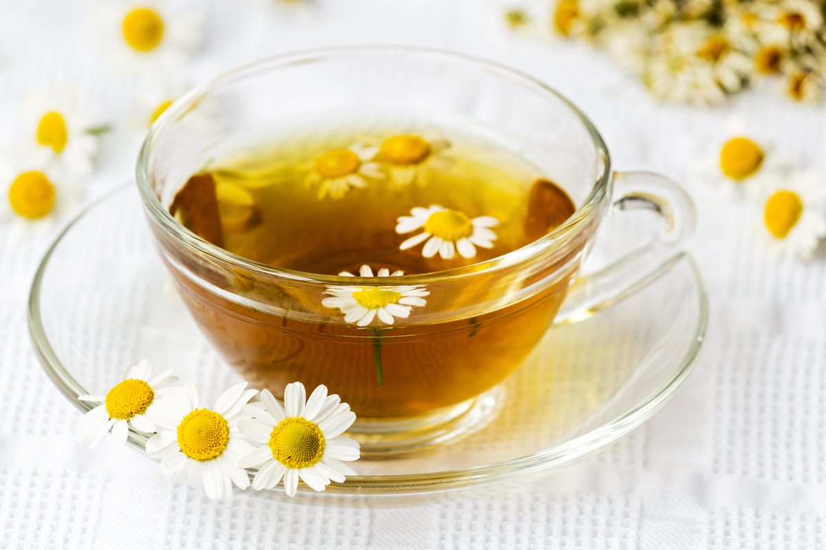 UniteMattress's tweet image. Chamomile’s anti-inflammatory properties help calm the body and it also has a mild #sedative effect. Chamomile #tea is naturally decaffeinated, so it will not keep you up. Make drinking #chamomile tea as part of your #bedtime routine and see if it helps put you in a sleepy mood.