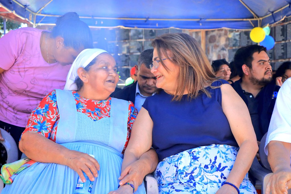 PDDHElSalvador's tweet photo. Cumpliendo con su Mandato Constitucional la #ProcuradoraDDHH @RaqueldeGuevara acompaña acto de conmemoración del 44 Aniversario de la Masacre de El Mozote y Lugares Aledaños, honrando a las víctimas y preservando la memoria histórica. 
#CulturaDePaz https://t.co/ou8HTSKzlL