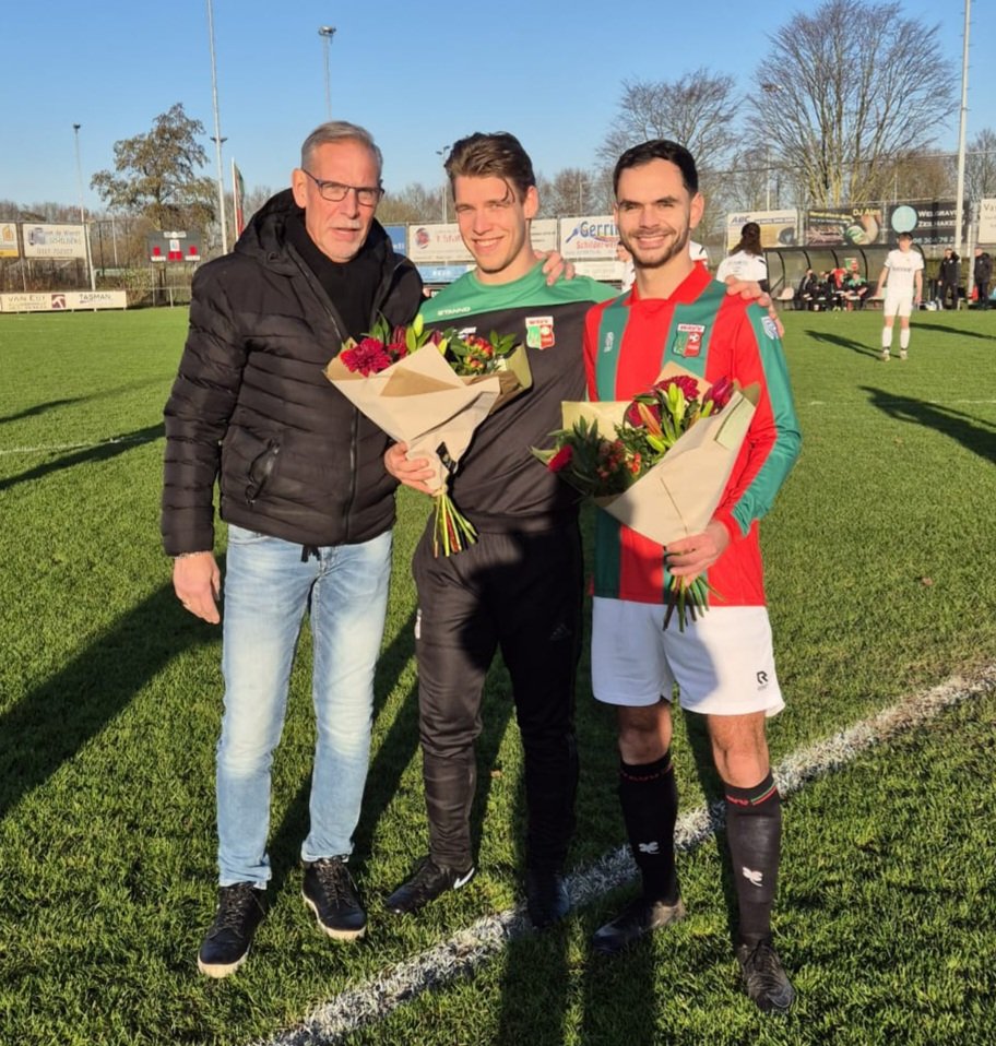 Vanmiddag - voorafgaand aan de wedstrijd van WAVV  1 tegen SV Twello - zijn Luuk van Harn en Melchior Onderstal door voorzitter Tonnie Bongers in de bloemetjes gezet. 
Reden: 100 gespeelde wedstrijden. En de teller tikt door...... 
Gefeliciteerd mannen!