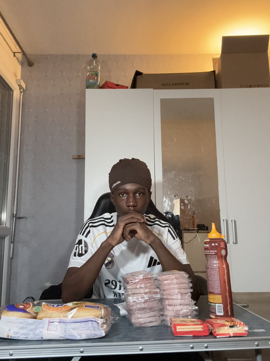 On m’a dit qu’il serait impossible à finir, donc j’ai accepté.
Burger 21 steak ce soir à 21h sur Twitch