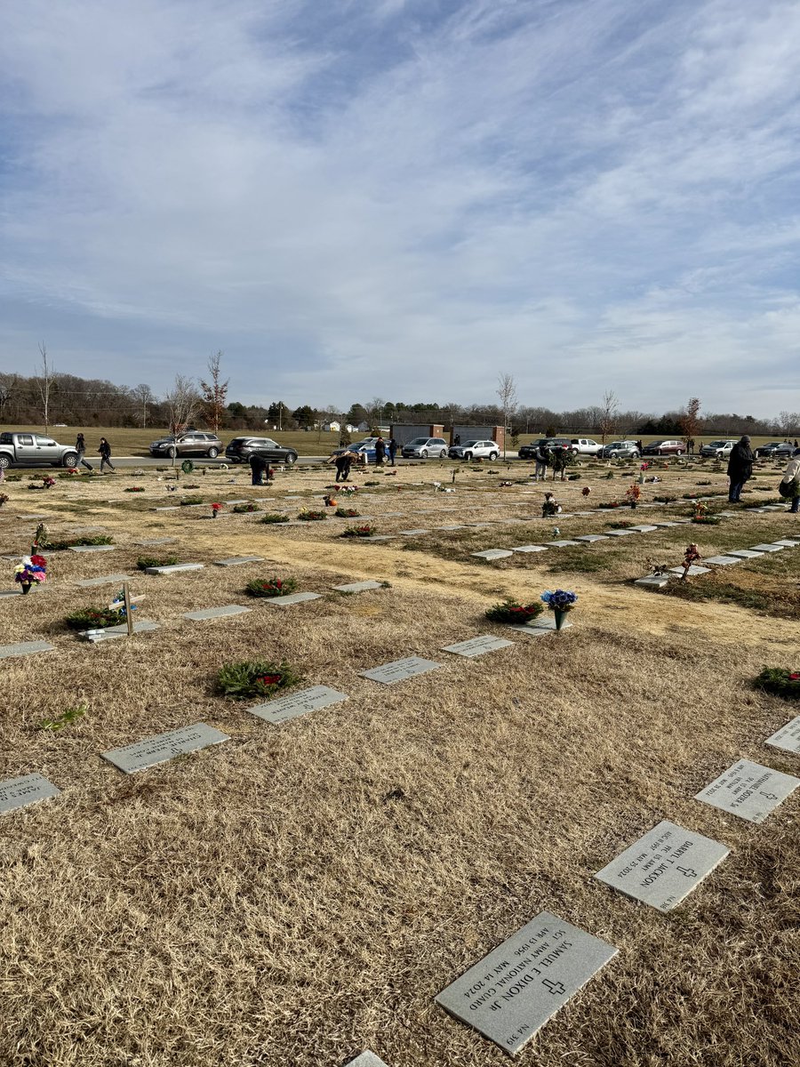 alicka_s's tweet photo. Favorable weather to place wreaths for fellow vets https://t.co/BY44w2Il1B