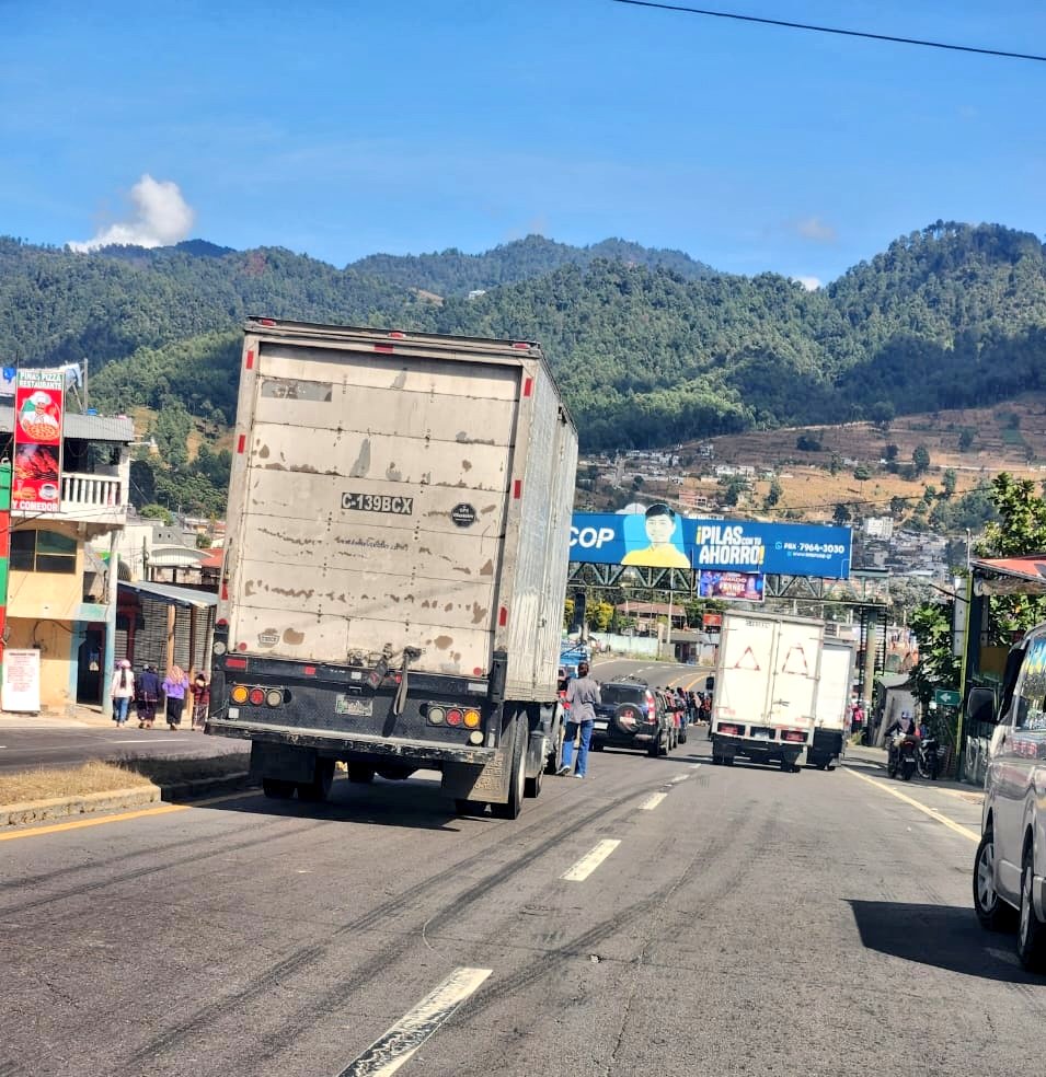 vichoguate's tweet photo. LO ÚLTIMO:

Bloqueo en kilómetro 155 de Ruta Interamericana. 

Se trata de Pobladores de Nahualá, Sololá, reportan medios locales.

Información en desarrollo. https://t.co/cvoNqp9hKA