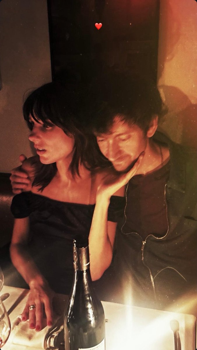 acervoarctic's tweet image. Alex Turner em nova foto postada pela sua namorada Louise Verneuil