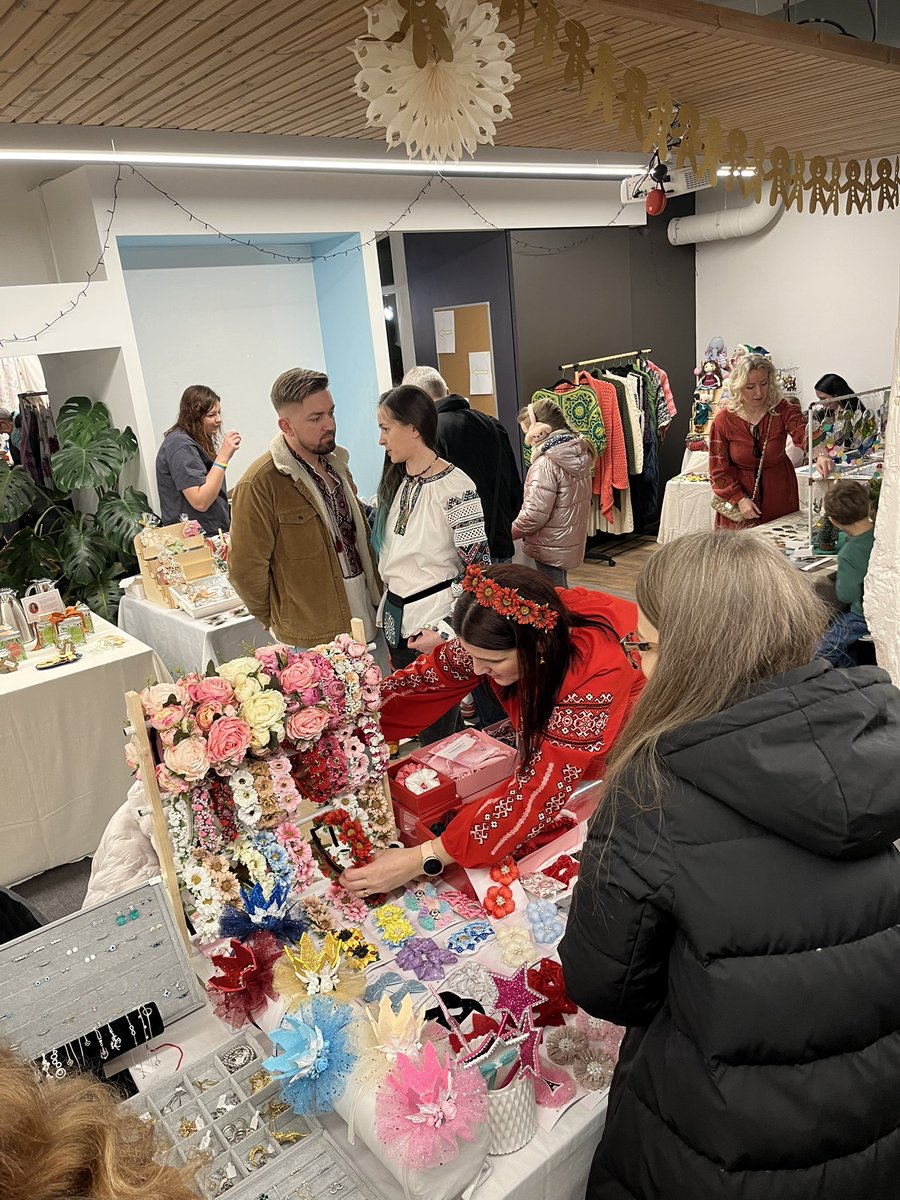 🇺🇦 Ce samedi, j’ai participé à la manifestation organisée par l’<a href="/union_ukr_fr/">Union des Ukrainiens de France</a> ✊ pour demander l’envoi immédiat d’une coalition armée des pays volontaires sur le sol de l’Ukraine. 💪

Ensuite, direction 🎄 le Marché de Noël organisé par l’Association Aide et Support 🤝✨