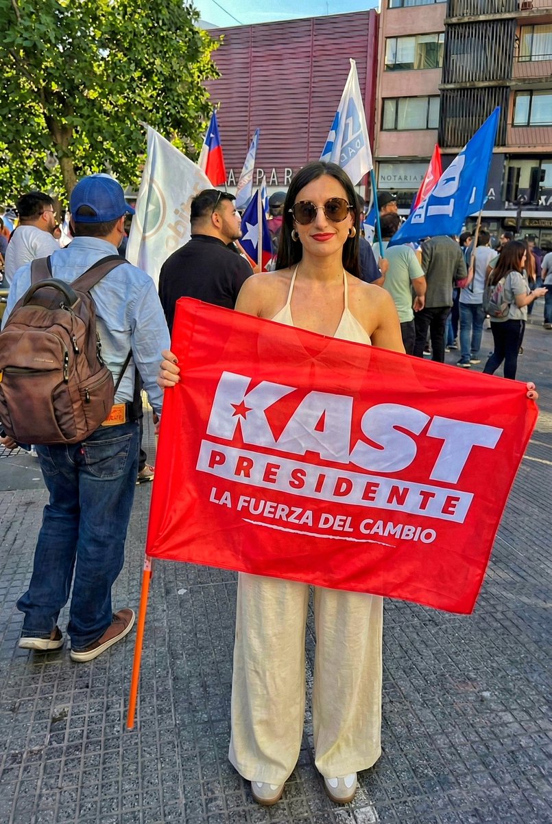 Soy de derecha. Creo que la sociedad progresa cuando se confía en la libertad y responsabilidad del individuo para trabajar, emprender y crecer, con propiedad privada protegida, reglas claras, orden y seguridad, y no cuando se delega todo al Estado mediante intervencionismo