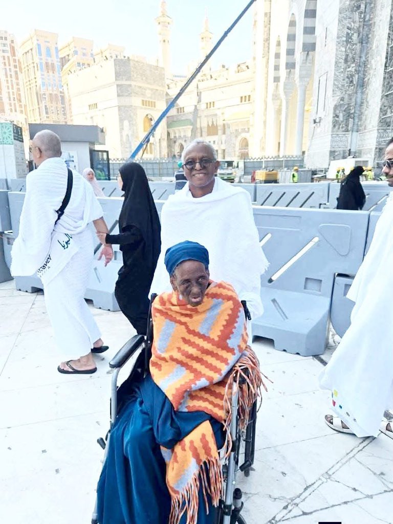 Barde6767's tweet image. Malam Nasir @elrufai ya kammala aikin Umrah tare da mahaifiyarsa. Yayi addu’a domin zaman lafiya da cigaban ƙasar nan, Nigeria, da kuma nasarar jam’iyyarmu ta ADC.