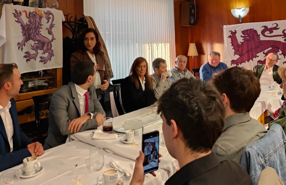 UPLeones's tweet photo. Hoy @UPL_Salamanca reunió a sus cargos en #CalzadaDeValdunciel en un almuerzo de trabajo para compartir experiencias y coordinar líneas de actuación comunes entre municipios.

👉En el encuentro participaron la Secr. General de UPL @AliciaGallegUPL y el Presidente @CarlosJSalgado. https://t.co/P5083gs5pS