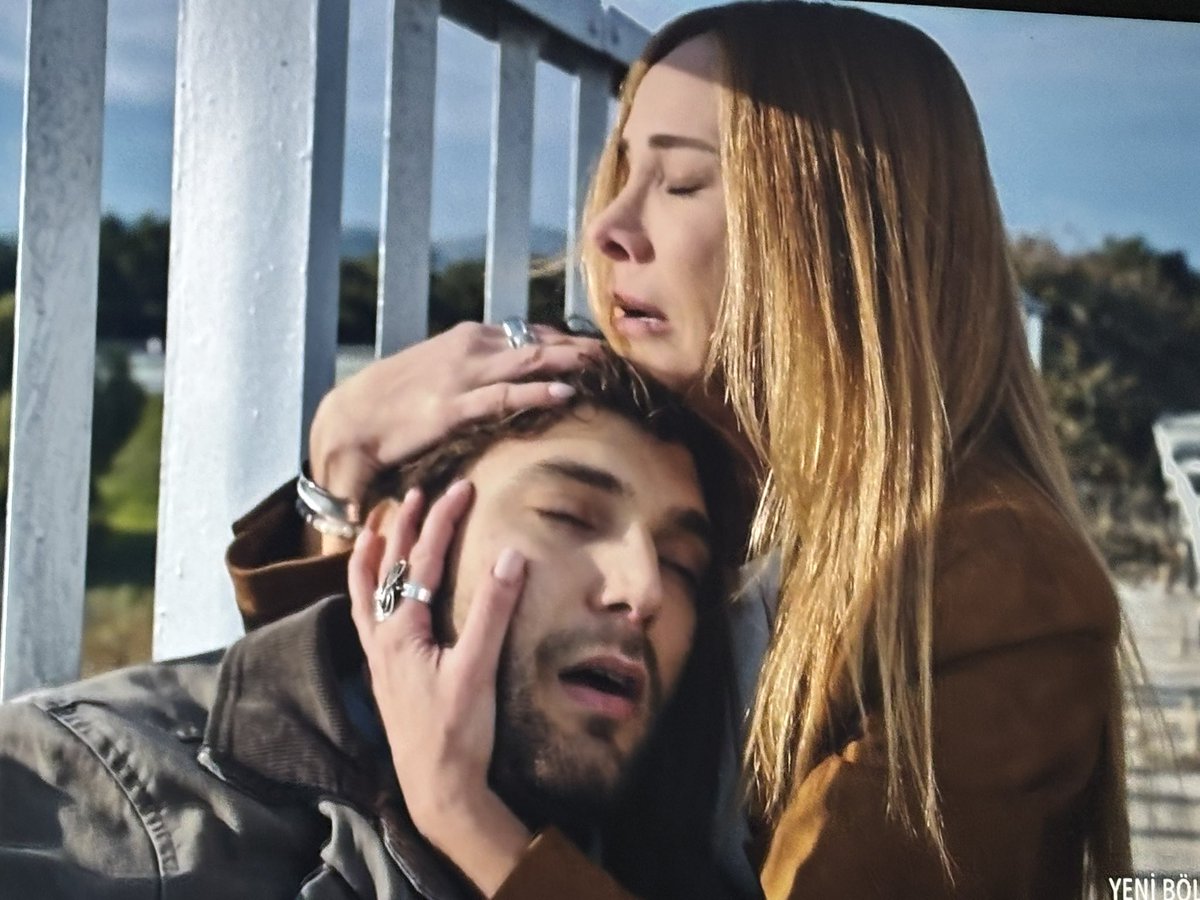 Ekin at kendini aşağı gereksiz boş karakter ! Burçin yine sahnede devleşti  🤍 #BenLeman