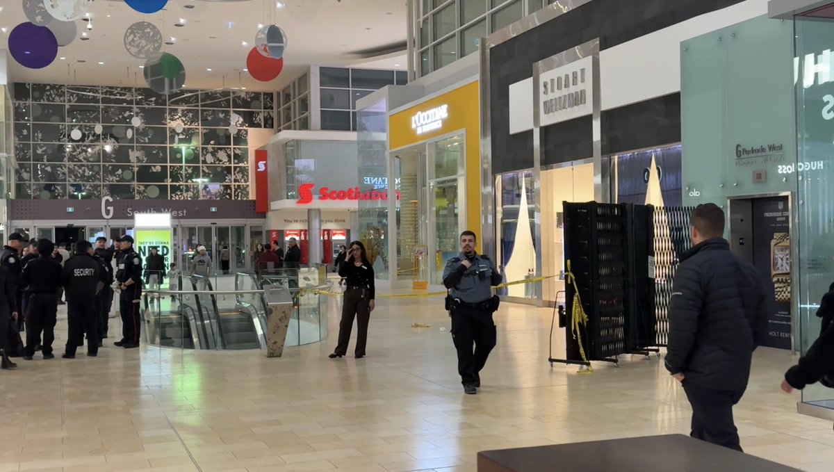 JCEPhoto's tweet image. A security guard and an adult female were transported to hospital after a robbery inside of Yorkdale Mall in North York Friday night. @TorontoPolice are investigating. #Toronto