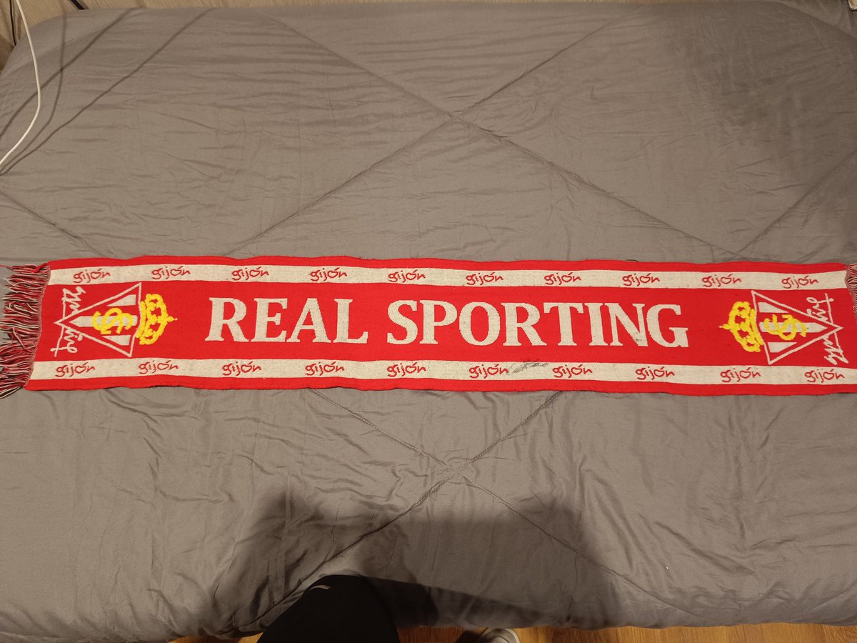 Hoy de camino al Molinón encontré esta bufanda que se le cayó a un hombre en moto en la segunda rotonda de la entrada de Viesques. 

Agradecería RT para que recupere la bufanda, puede tener un valor sentimental para él 🙏🏻❤️🤍