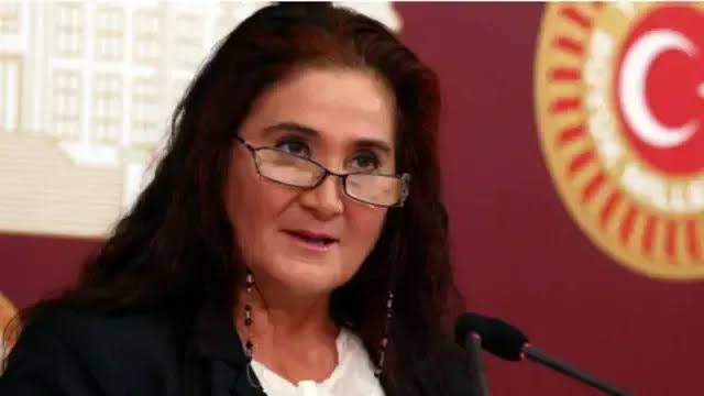 ◾Sabahat Akkiraz: “Biz hangi savaşı kaybettik de bize bunlar dayatılıyor?

Hani pazarlık yoktu?”