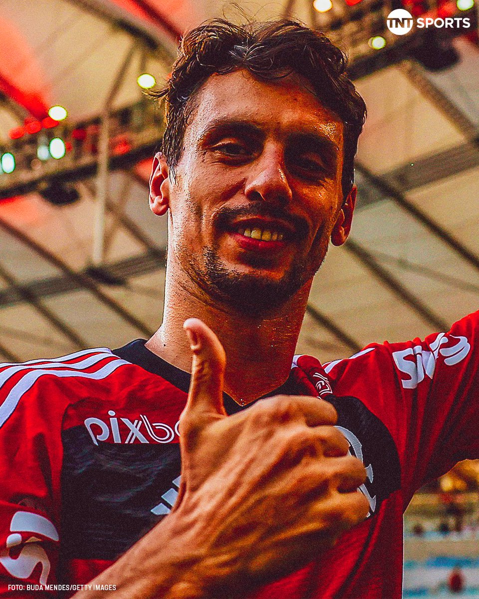 TNTSportsBR's tweet photo. PRECISAMOS FALAR SOBRE RODRIGO CAIO! 👏🥹 O ex-zagueiro conviveu com lesões e precisou encerrar a carreira antes da hora, mas sempre teve uma consciência de jogo acima da média. Ele foi chamado por Filipe Luís pra integrar a comissão técnica do Flamengo, sendo responsável pelas jogadas de bola parada.

O gol do tetra da Libertadores contra o Palmeiras saiu assim, os dois gols que vão classificando o time pra final da Copa Intercontinental também vieram assim... Dentro ou fora de campo, Rodrigo Caio é um grande ídolo rubro-negro! 🔴⚫

#TR #CopaIntercontinental #FutebolBrasileiro