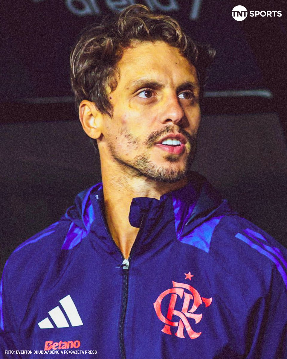 PRECISAMOS FALAR SOBRE RODRIGO CAIO! 👏🥹 O ex-zagueiro conviveu com lesões e precisou encerrar a carreira antes da hora, mas sempre teve uma consciência de jogo acima da média. Ele foi chamado por Filipe Luís pra integrar a comissão técnica do Flamengo, sendo responsável pelas
