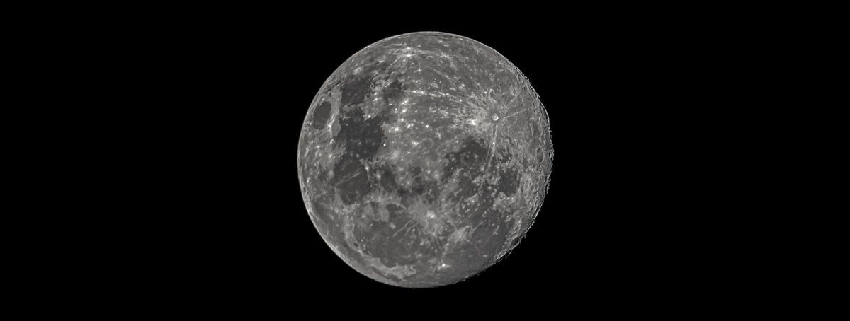 lsky38's tweet photo. the moon is beautiful, isn't it? https://t.co/C8dQTrGs4b