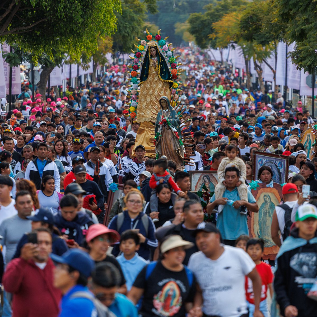 doncaiman's tweet photo. Celebración de la Virgen de Guadalupe. Basílica de Guadalupe, Ciudad de México. https://t.co/8IQligXkx6