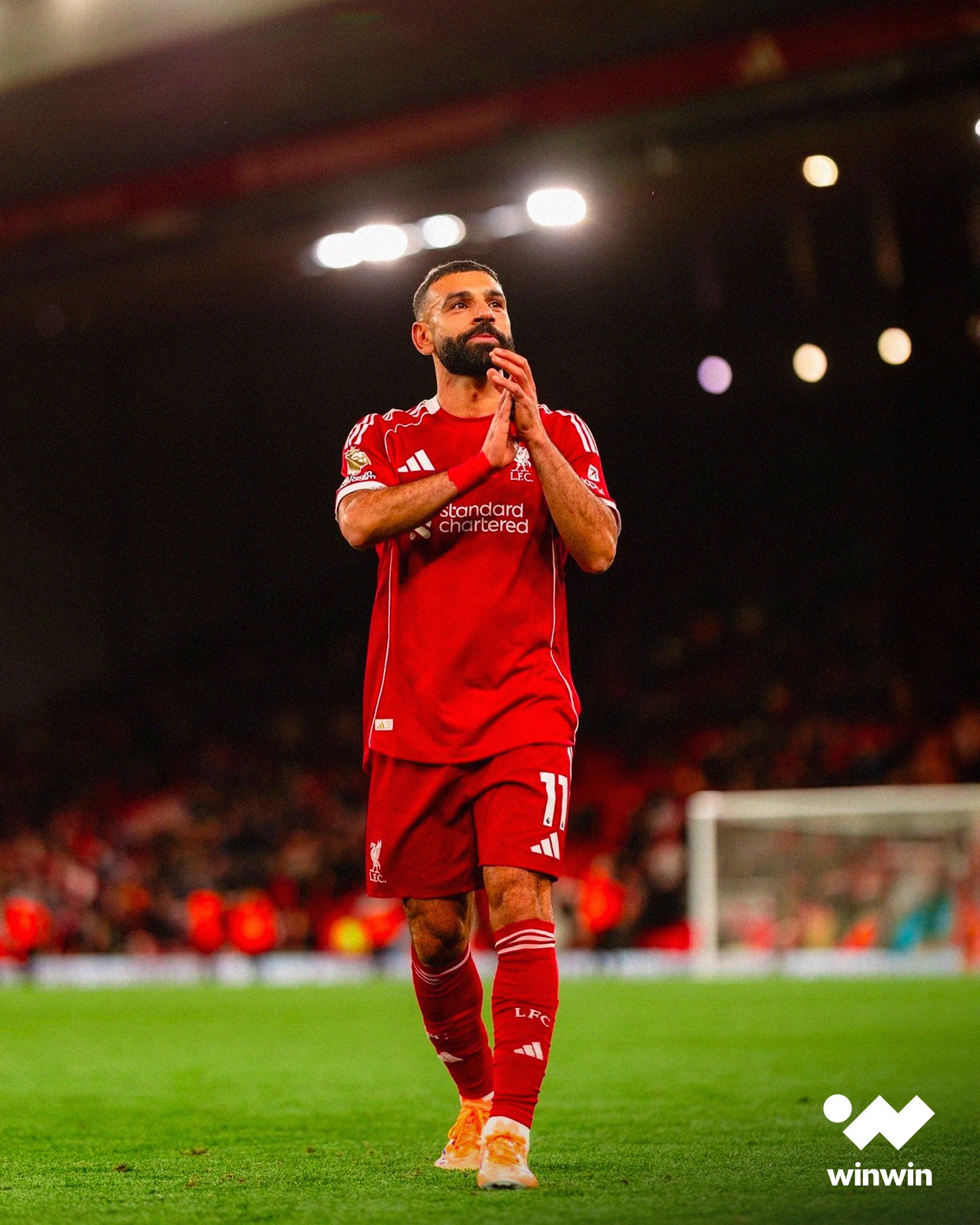 بعد أن تم تغييبه لفترة، وبعد أن انتشرت الأخبار بكثرة حول رحيله القريب، عاد محمد صلاح لتطأ أقدامه ملعب الأنفيلد. اجتماع بين صلاح وسلوت أعاد المياه إلى مجاريها. في مباراة ليفربول وبرايتون، دخل المصري بديلاً للمصاب جو غوميز، فصفق له من في الملعب جميعًا. صلاح كافأهم بتمريرة حاسمة جاء منها الهدف الثاني، وكتب عبرها رقما قياسيا جديدا باسمه. محمد صلاح صار أكثر لاعب مساهمة تهديفيًا من فريق واحد في تاريخ البريميرليغ، بوقع 277 مساهمةً (بين أهداف وتمريرات حاسمة)، متجاوزا أسطورة اليونايتد واين روني. كبير أنت يا ابن مصر 