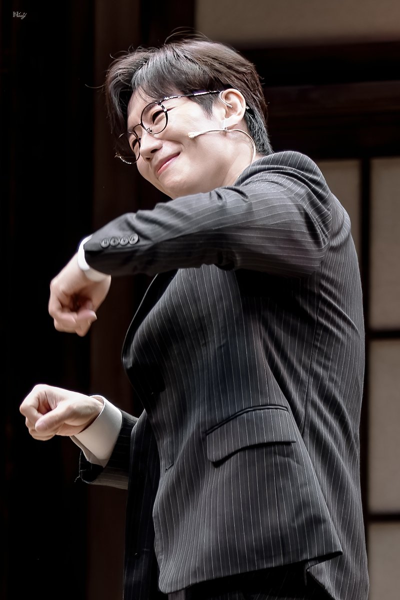 HY__pic's tweet image. 251213 뮤지컬 #팬레터 10주년 기념 공연 낮 커튼콜

🥁 치는  버금이 귀여워 

김해진 役 #김경수 #배우김경수