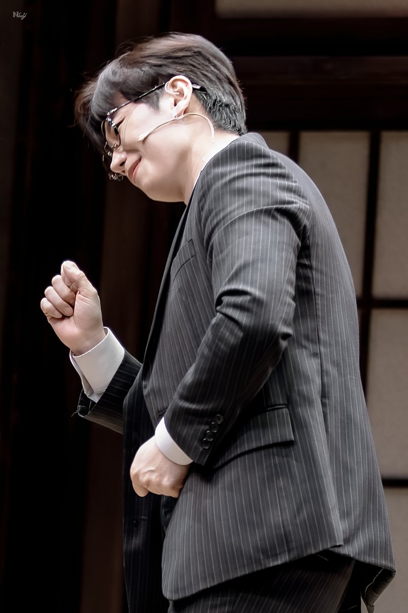 HY__pic's tweet image. 251213 뮤지컬 #팬레터 10주년 기념 공연 낮 커튼콜

🥁 치는  버금이 귀여워 

김해진 役 #김경수 #배우김경수