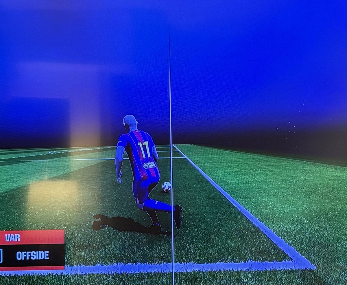 Copa_Lal's tweet photo. 🚨🔵🔴 جوتا جوردي |

يا للعار!!! حكم تقنية الفيديو (VAR) المنتمي إلى اللجنة الفنية في مدريد يعرض لنا هذه الصورة ليقول أن هدف فيران تسلل.

يرسم الخط حيثما يشاء!!!! 😂😂😂
أليس من المفترض أن يكون الخط مستقيمًا ومتوازيًا مع خط الملعب؟ https://t.co/zYmkstTcMZ