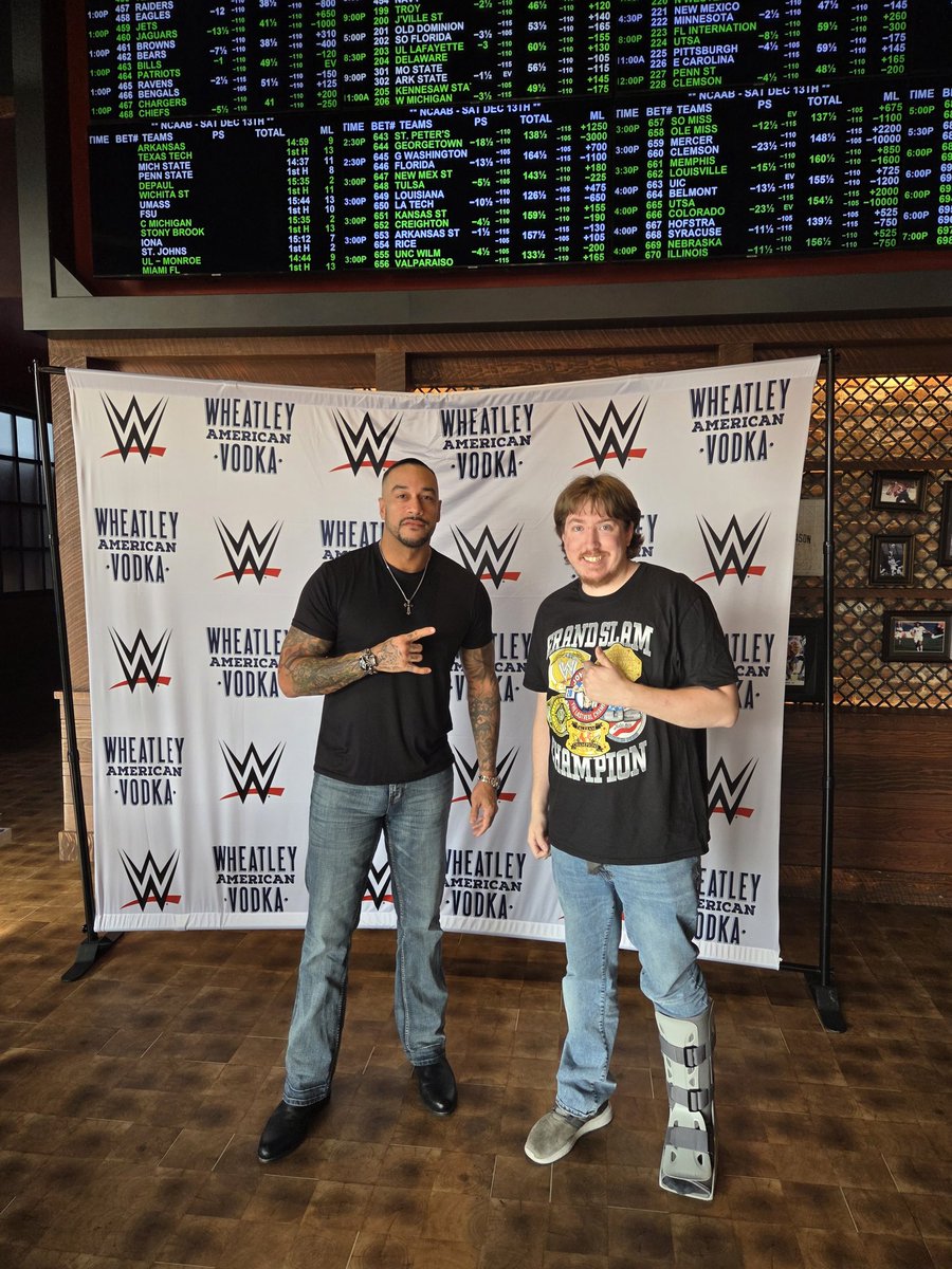 Awesome moment meeting former WWE World Heavyweight Champion, <a href="/ArcherOfInfamy/">Damian Priest</a> before #SNME