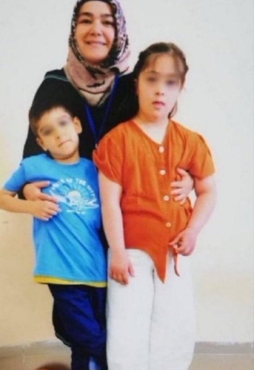 Kadininn_Sesi's tweet photo. KHK'lı öğretmen Özlem Sarıçelik 2020'den beri tutsak. %90 engelli, Down sendromlu kendisine muhtaç bir kızı ve bir de oğlu var. 

Öğretmen bir anneye verilen nasıl bir cezadır? Adam öldürse iyi halden çoktan çıkardı!

@TCYargitay
@AYMBASKANLIGI
HukukBaskı AracıOldu https://t.co/0q4uTFFZgc