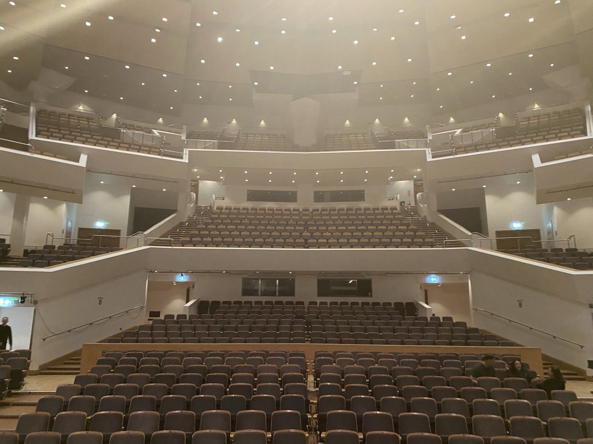 davidhconductor's tweet image. The scene for tonight’s performance of Messiah in the magnificent #Belfast’s #Waterfront #Hall with the ⁦@UlsterOrchestra⁩ playing like a period instrument chamber orchestra along with the #Belfast #Philharmonic #Choir and super soloists.