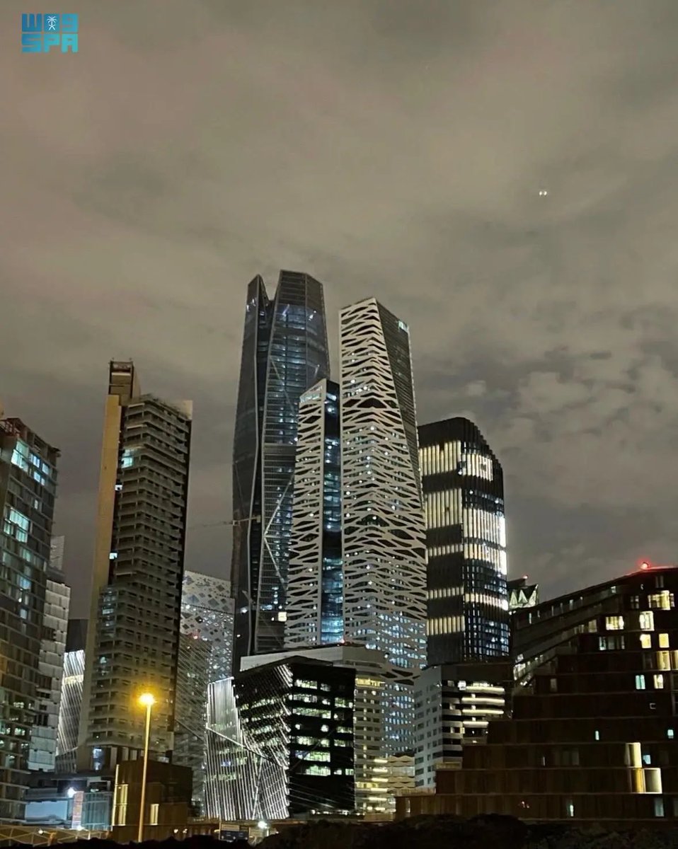 غيمٌ يُصافح العاصمة ..

الرياض تحت المطر .

-